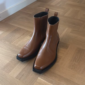 Bruna chelsea boots från J.Lindeberg - hjälper till att sälja pappas skor haha, brunt läder med svart fyrkantig sula !! kolla med era pappor🙏😇 pris går alltid att diskutera