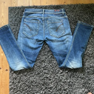 Blå jeans från Dondup - Säljer ett par blå jeans från det välkända märket Dondup. Jeansen är tillverkade i mjukt denim med snygg tvätt och slitningar framtill. Hör av er vid funderingar eller bud🙌🤝