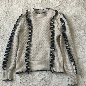 Stickad tröja från ”objekt” - Jätte gullig, passar perfekt inför hösten nu! Storlek S. Köpte för 680 kr.