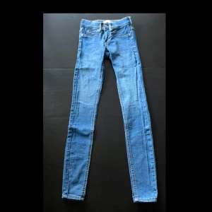 Blå skinny jeans från Perfect Jeans XS - Snygga blå skinny jeans från Perfect Jeans i modellen Alex. Jeansen har klassisk femficksdesign, smal passform och normal midja. Tillverkade i stretchigt denim för en bekväm känsla hela dagen. Perfekta till sneakers eller boots.