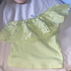  offshoulder volangtopp från Zara - Superfin vit offshoulder topp från Zara med volang. Toppen är i en sommrig grön färg och i nytt skick i storlek 130 men i stretchigt material💗