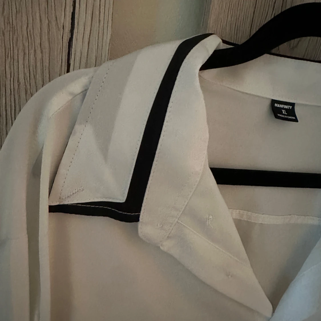 Vit skjorta med svarta detaljer Manfinity XL - 1