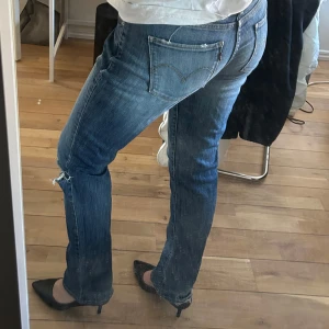 Levis jeans - Tvär feta levis jeans köpta på sellpy, endast använda 2 ggr och dem är i dunder skick! 
