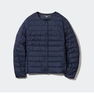 Mörkblå dunjacka från Uniqlo - Snygg och lätt mörkblå dunjacka från Uniqlo med rund halsringning och knäppning framtill. Nypris 749:- strl S. Pris går att diskuteras 