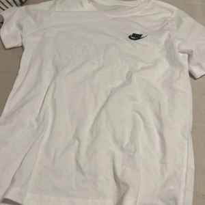 Nike tröja - Vit Nike tröja den var lite för stor för mig så jag säljer den för halva pris! Helt ny Jätte skön och passar bra med outfits. Skriv om intresserad eller om du vill diskutera pris!