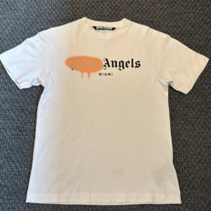 Palm Angels Miami vit t-shirt - Tja, säljer en vit Palm Angels Miami t-shirt som är 100% äkta i storlek M men passar även S. Nypris 2800kr men säljs för 999kr Skicket är 9,5/10 då den knappt är använd kan även gå ner i pris😁
