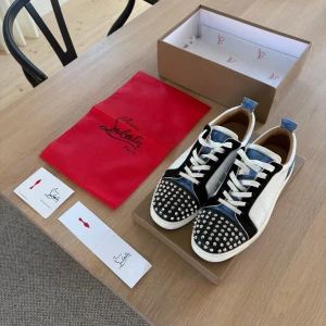 Christian Louboutin skor - Säljer ett par Loubuitins som är riktigt snygga och unika, väldigt bra skick, inga defekter förutom smuts, 9/10 skick. Var inte rädda att fråga och fundera😊