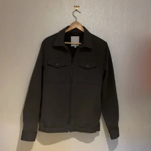 J.lindberg overshirt - Säljer denna stilrena lindberg overshirten, perfect nu för lite kyligare höst dagar. Välldigt sparsamt använd skick 9/10. Priset är ej hugget i sten. Hör av er vid minsta intressen!