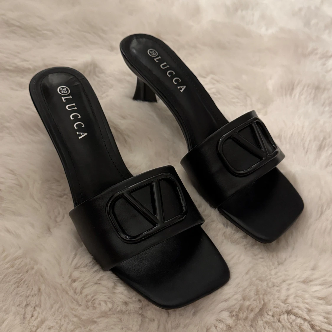 Svarta klackade sandaler från Lucca