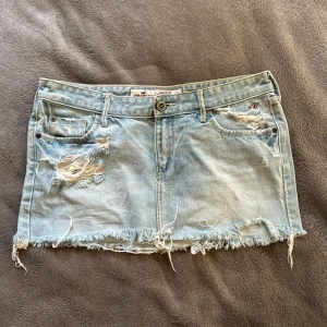 Ljusblå Lågmidjad kort jeanskjol från Hollister - Säljer en ljusblå jeanskjol från Hollister. Kort och Lågmidjad, skulle säga storlek S,M. Bra skick❤️