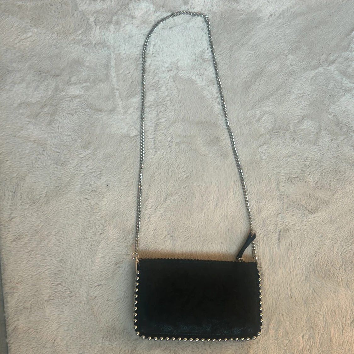 Svart axelväska med kedja och nitar