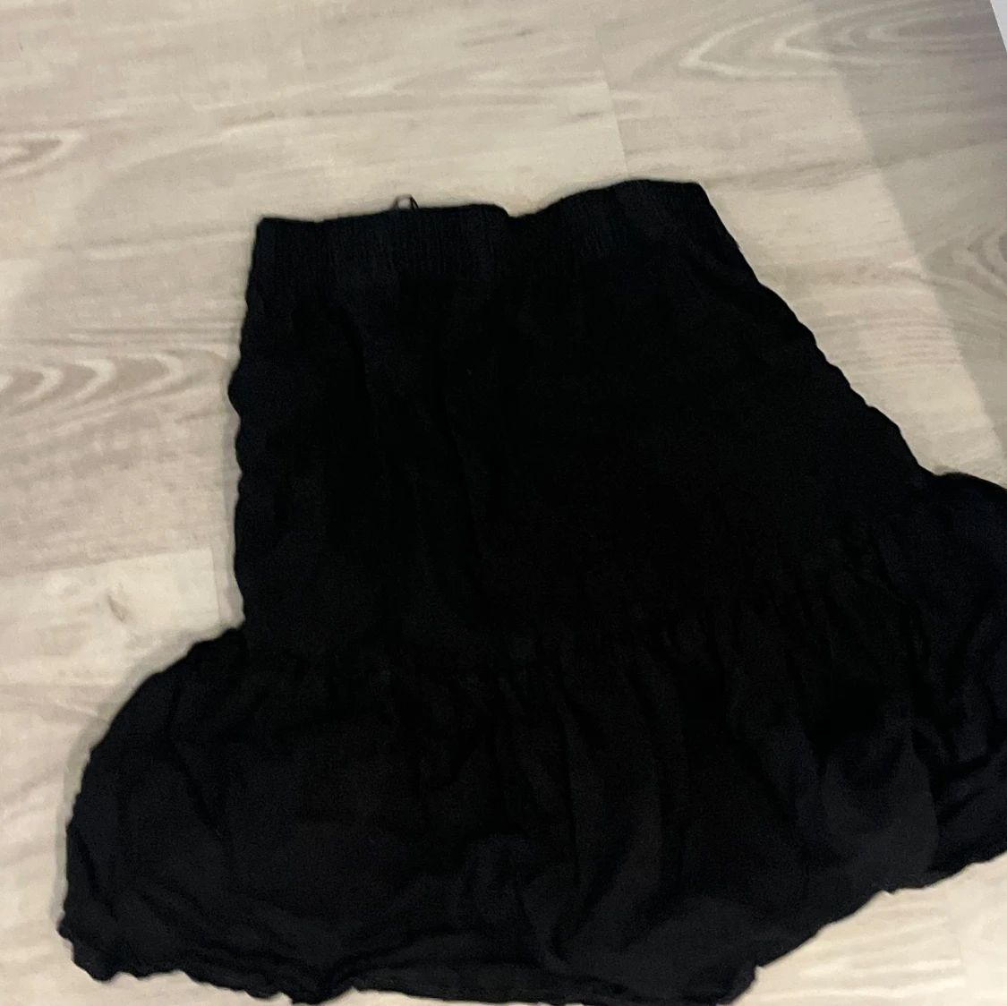 Svart volangkjol med resårmidja - 1