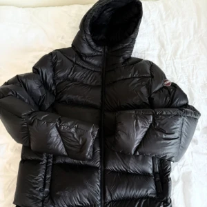Svart dunjacka från Colmar - Säljer en helt ny Colmar jacka, endast använd vid fotografering! Storlek 48, motsvarar medium.  Nypris 7499kr