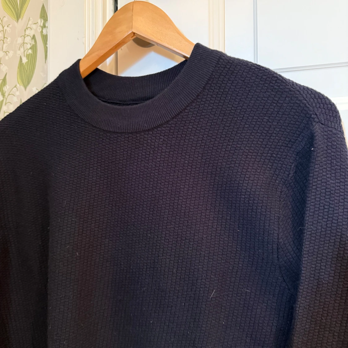 Svart stickad tröja med struktur - 1