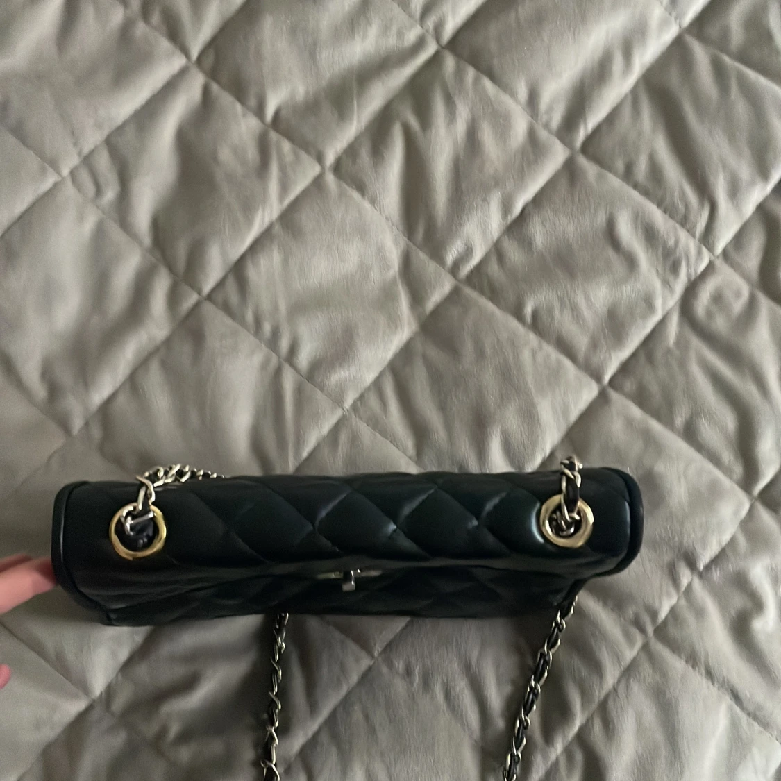 Svart quiltad axelväska med kedja - 3