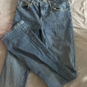 Blå raka jeans från Levi's 501 - Klassiska blå  jeans från Zara med bootcut passform och femficksdesign. Jeansen har låg midja och är tillverkade i slitstarkt bomullsjeans. Perfekta för en avslappnad och tidlös stil. Väldigt stretchiga! 