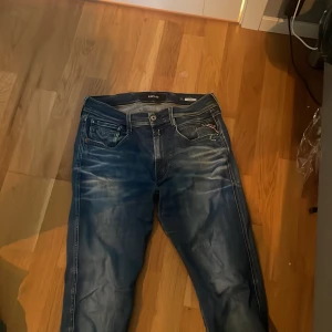 Replay anbass jeans - Säljer ett par replay anbass jeans i fint skick. Storlek 31/32