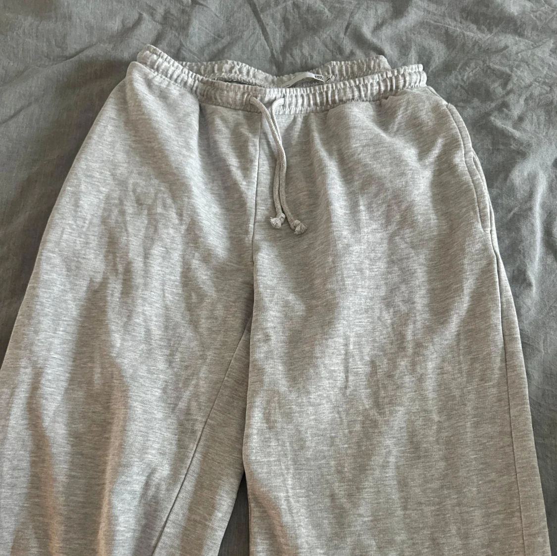 Grå mjukisbyxor med snörning