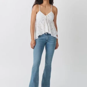 Low wais Gina tricot jeans - Supersöta jeans ifrån Gina som är low waist och bootcut. Jeansen är uppsydda hos en skräddare och passar mig som är 166💗💗