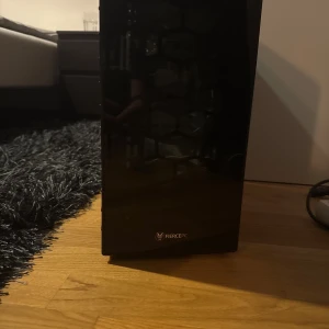 Gamingdator - Bilderna visar en FiercePC stationär dator med komponenter som AMD-processor, AORUS-moderkort och HyperX RAM. Datorn är öppnad och insidan syns tydligt, perfekt för dig som gillar gaming, teknik eller vill bygga om din egen PC. Snygg design och kraftfulla delar för dig som vill ta din setup till nästa nivå. 