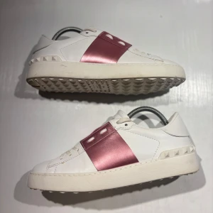 Valentino skor  - Hej! Säljer nu mina skor från märket Valentino , storlek 39 bra skick, allt på bilden ingår. Tveka inte på att höra av dig om du har frågor eller funderingar kring skorna! 