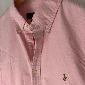 Ralph Lauren skjorta  - Riktigt fet, perfekt till kräftskivan. Modellen är 185