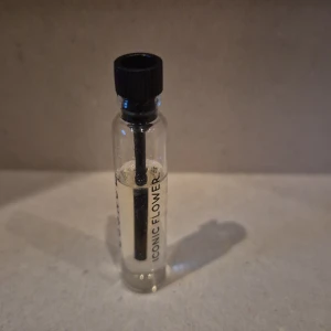 Iconic Flower 2ml - Iconic Flower 2ml från ESSNCE endast doftat på den. 45kr ny.