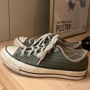 Unika converse  - Snygga gröna Converse , ”chuck taylor”. Jätte fint och unikt mönster på de. I bra skick . Storlek 39