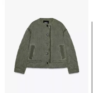Olivgrön quiltad jacka från Zara - Snygg olivgrön quiltad jacka från Zara med rund hals och knappar framtill. Jackan har två fickor och ett stilrent, lite boxigt snitt. Perfekt för dig som gillar minimalistisk stil med en twist. Passar till både jeans och kjol.