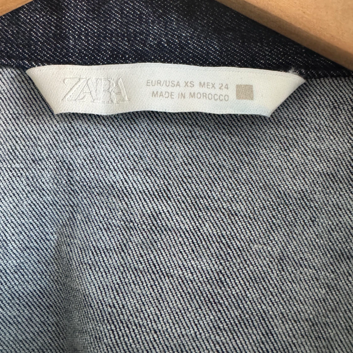 Mörkblå kortärmad klänning från Zara - 1