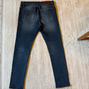 Tiger of Sweden Jeans - Snygga Tiger of Sweden-jeans i nyskick. Klassisk stil med hög kvalitet och perfekt passform. Stilren design som funkar både till vardag och mer uppklätt.