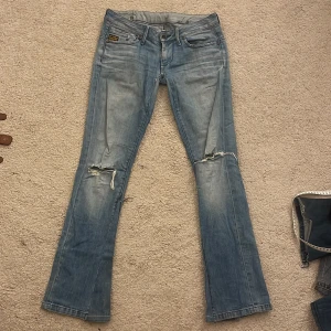 Blå bootcut Lågmidjade jeans från G-Star - Säljer ett par ljusblå lågmidjade jeans från G-Star med bootcut passform. Midjemåttet är 39 och innerbenslängden 84💕 säljer pga de inte passar mig längre