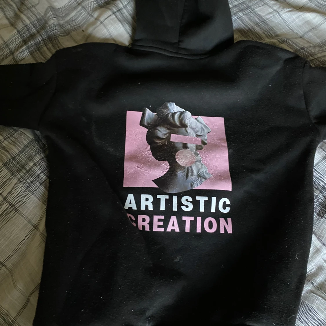 Svart hoodie med konsttryck från SHEIN - 1