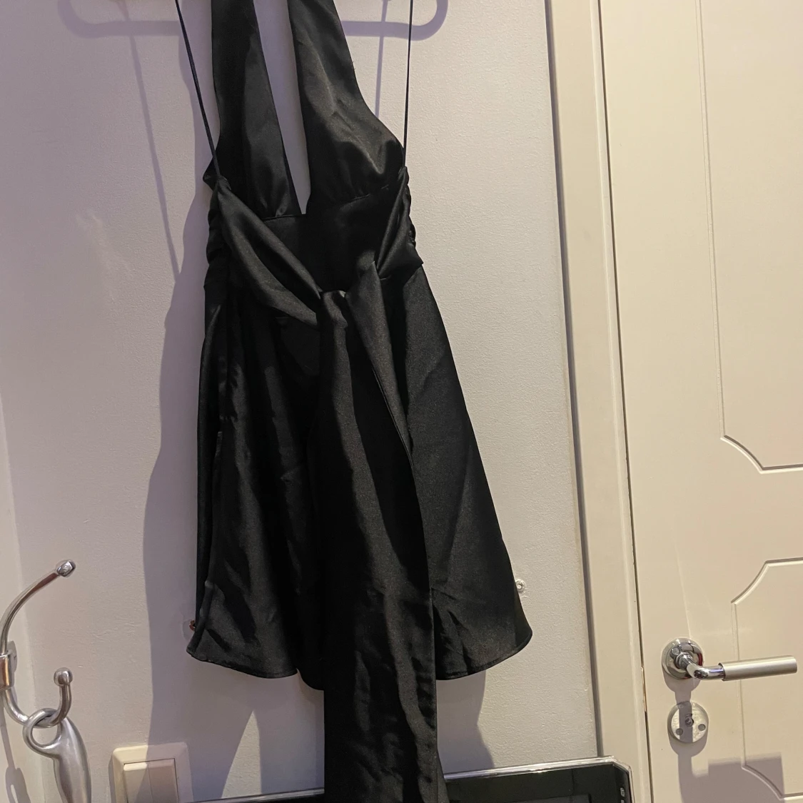 Svart klänning med halterneck som knyts bak i ryggen - 1