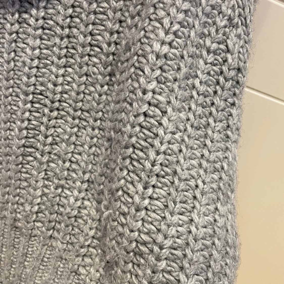 Grå stickad polotröja från H&M - 1