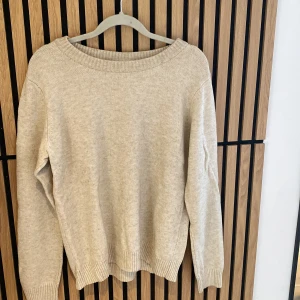 Beige stickad tröja från VILA - Super fin tröja som inte kommer till användning längre. Liten i storleken så mer som en M
