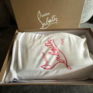 Christian Louboutin svarta sneakers med nitar - Christian Louboutin – helt nya  Säljer ett par Christian Louboutin skor i absolut nyskick. De är helt oanvända, levereras med originalförpackning och jag har självklart kvitto som bevis på äkthet.  Jag bor i Tidaholm, men kan även skicka mot frakt om det önskas.  Exklusiva och tidlösa – perfekt för dig som vill unna dig något extra.  💬 Pris kan diskuteras. 