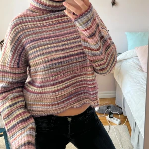 Flerfärgad stickad tröja - Så sjukt snygg stickad tröja perfekt till hösten❤️ Storöek L men sitter lagom oversized på mig som brukar ha S i tröjor 