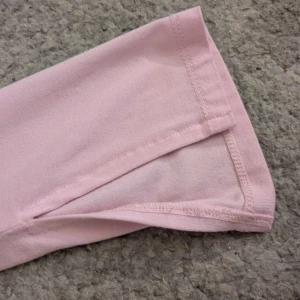 Ljusrosa långärmad omlottopp - Supersöt ljusrosa långärmad topp med omlottdetalj framtill. Tunt och mjukt material som känns skönt mot huden. Perfekt för dig som gillar en feminin och enkel stil. Rund halsringning och smala ärmar ger en clean look. Köpt i storlek M men passar som en S, kostar vanligtvis 299 kronor men säljer för 100 kronor. Vid intresse betalar du för frakt, skickas direkt💓