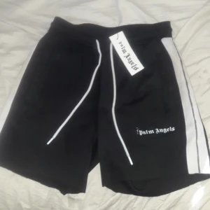 Palm Angels - Hör har vi skönt gjorda av mig Palm Angels shorts!!! Dom är riktigt sköna har en lång bakficka samma med framfickorna, byxorna är svarta och i skönt material dom är inte så slitna men har varit långbyxor.