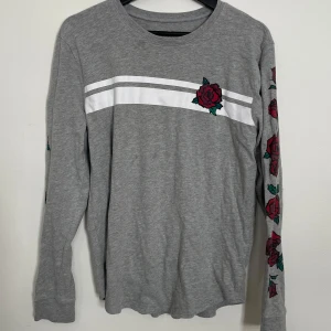 Långärmad tröja med rosor från Hollister - I bra skick