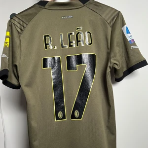 Ac milan Rafael Leao tröja - Så gott som nyskick, Leao #17 från förra säsongen, tröjan har en liten defekt på ena armen men den är knappt synlig. S/M