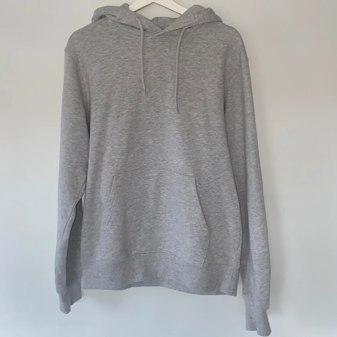 Grå hoddie
