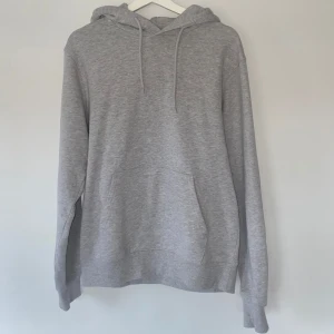 Grå hoddie - Säljer en stilren grå hoddie från Cubus. Storlek S men passar även M i nytt skick alltså aldrig använd. 