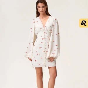 Adoore klänning - Säljer nu min underbara Adoore klänning då jag inte får speciellt mycket användning av den. Den är endast använd en gång. Som ny!! Nypris ligger på 1495kr.