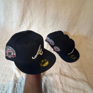 New era keps - Fet new era keps. Helt nya aldrig använda. FejK!! Strl:  (7-1/8 / 56.8cm)  