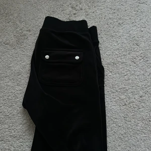 Svarta mjukisbyxor Juicy Couture XXS - Svarta mjukisbyxor från Juicy Couture. Ena snöret i midjan saknar silver saken, därav priset🩷finns små små fläckar närmare mellan benen, inget märkvardigt🩷