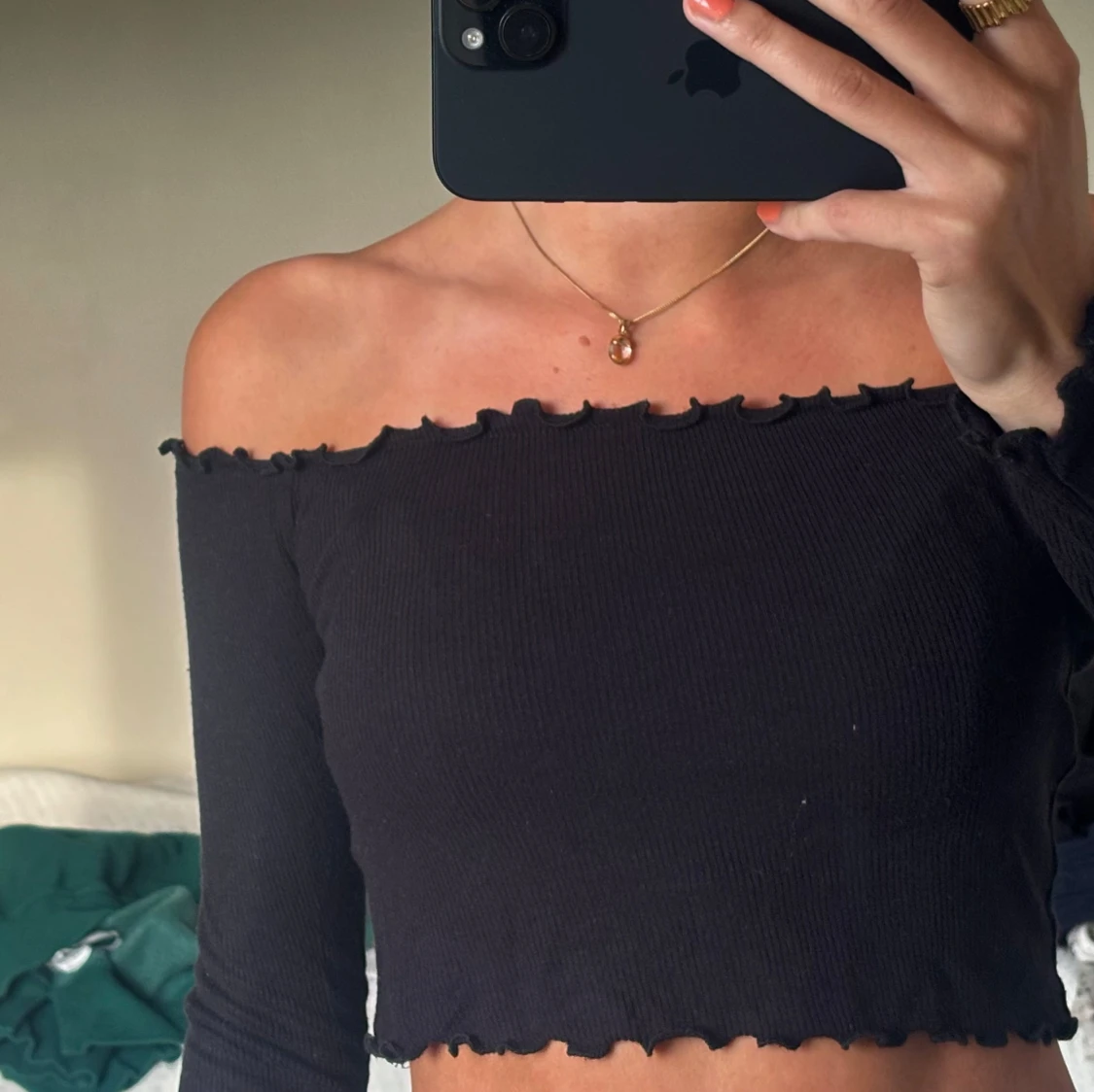 Svart offshoulder croppad topp BikBok