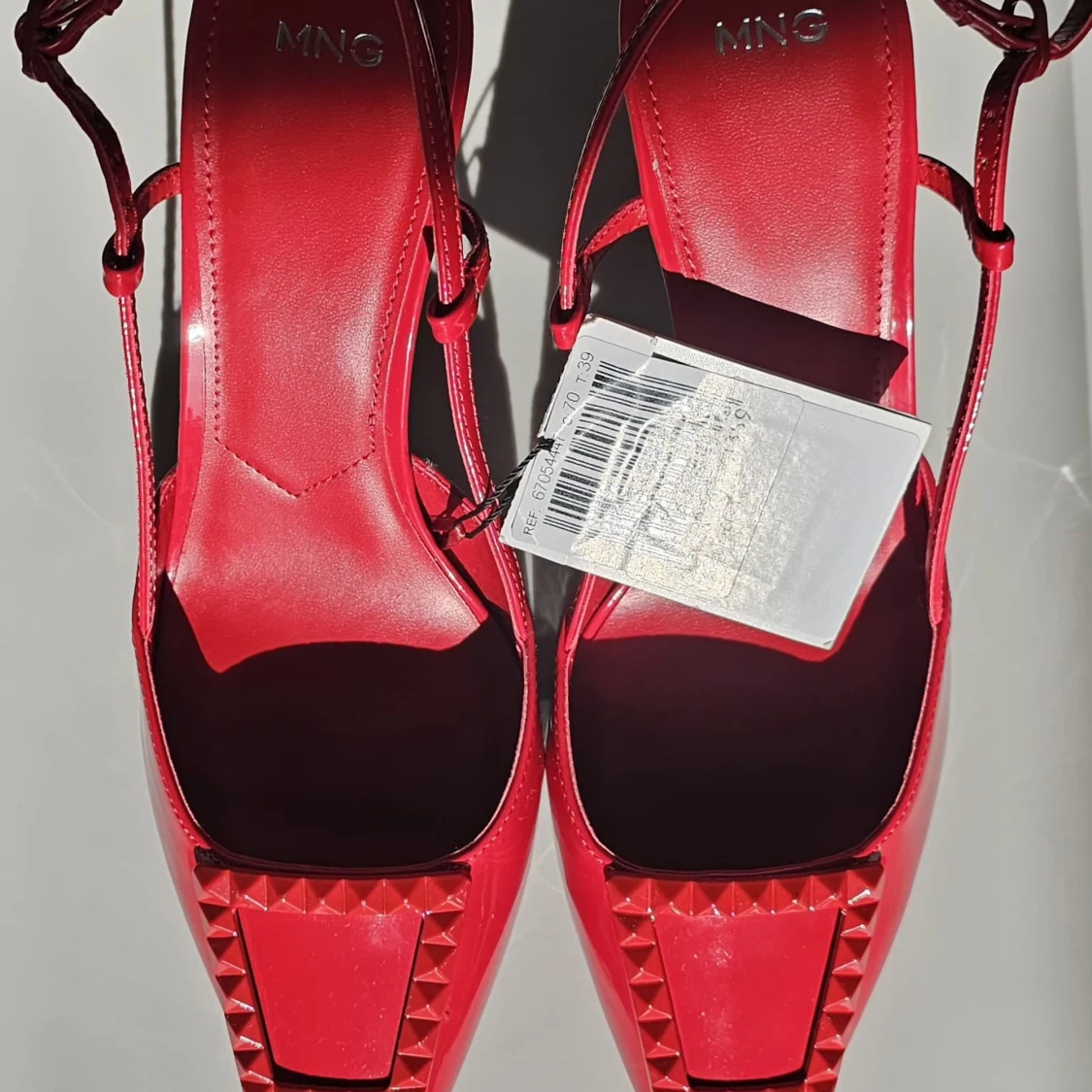 Röda pumps med spetsig tå från MNG - 1