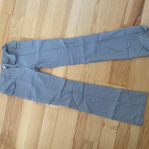 Grå raka byxor med fickor - Typ kostymbyxor fast med stretchigt material. 